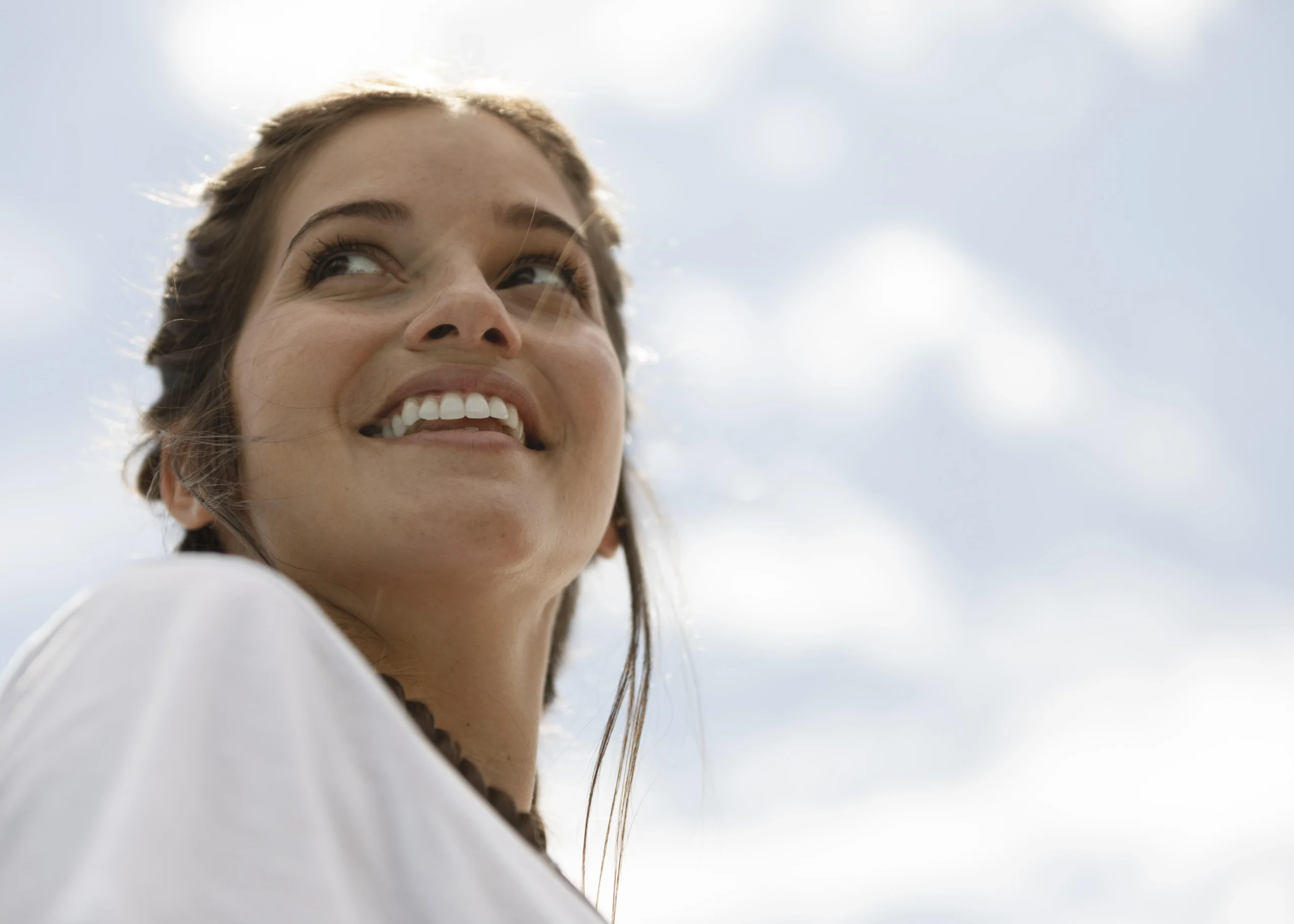 cerrar mujer sonriente al aire libre